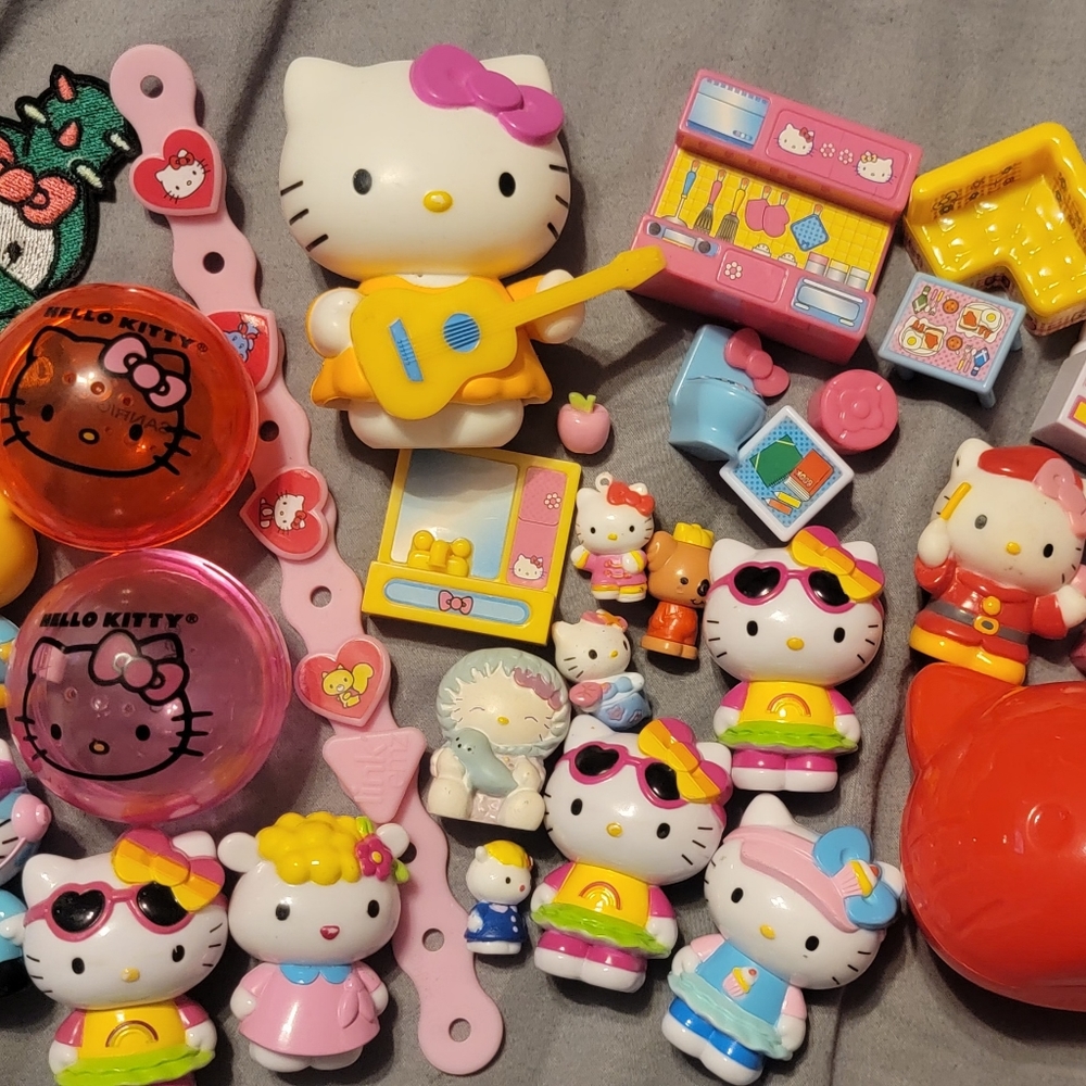 Hello kitty mini figures bundle #4